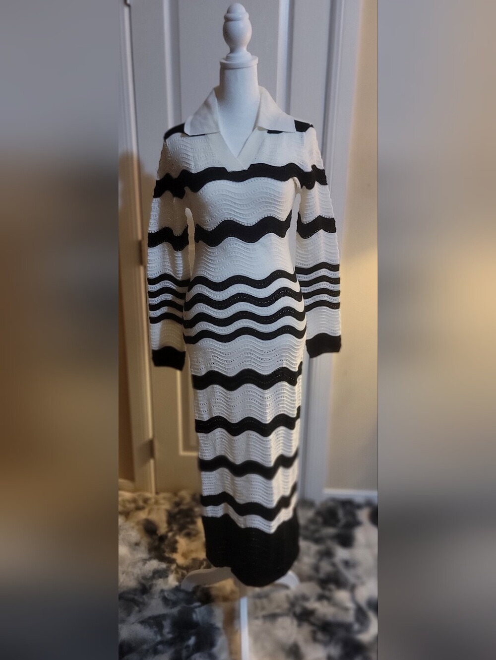 Long Sleeve Black and White Wave Knit Maxi Dress